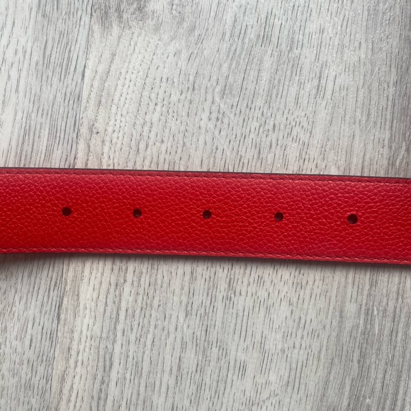 Louis Vuitton reversible belt with signature gold tone LV buckle. Never worn. - Picture 4 of 8
